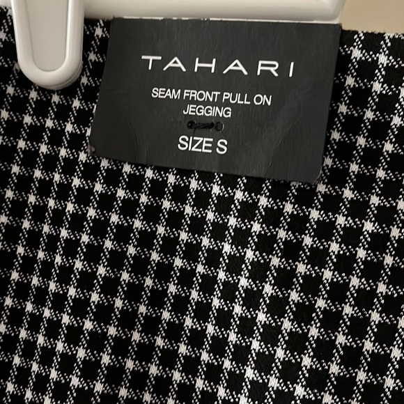 Tahari 🎁 Seam Front Pull on Black White jeggings Size Small NWT - Picture 3 of 6